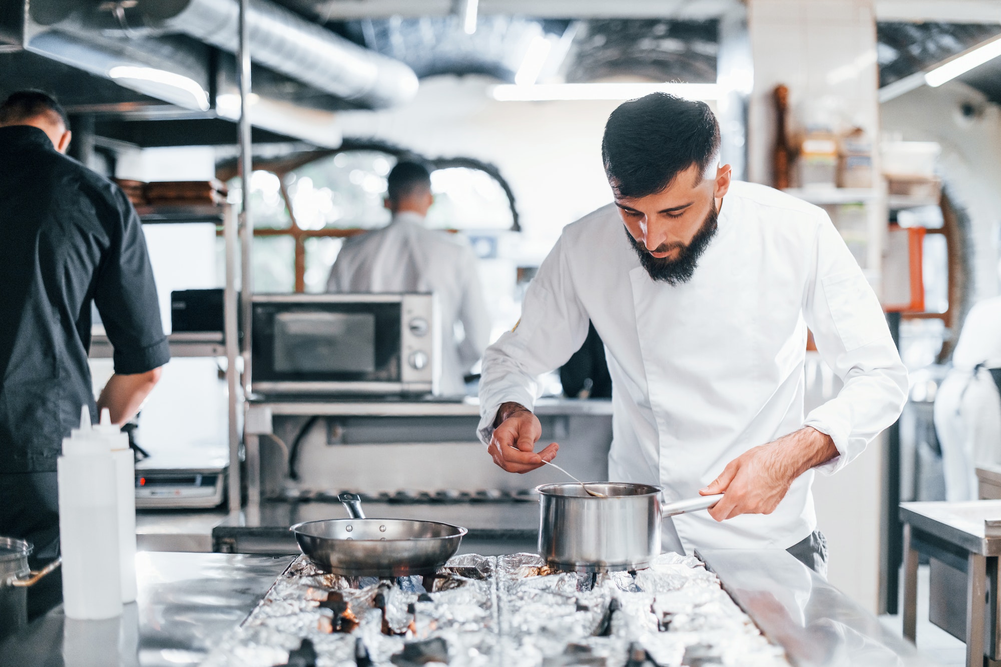 Chef de cuisine en uniforme blanc