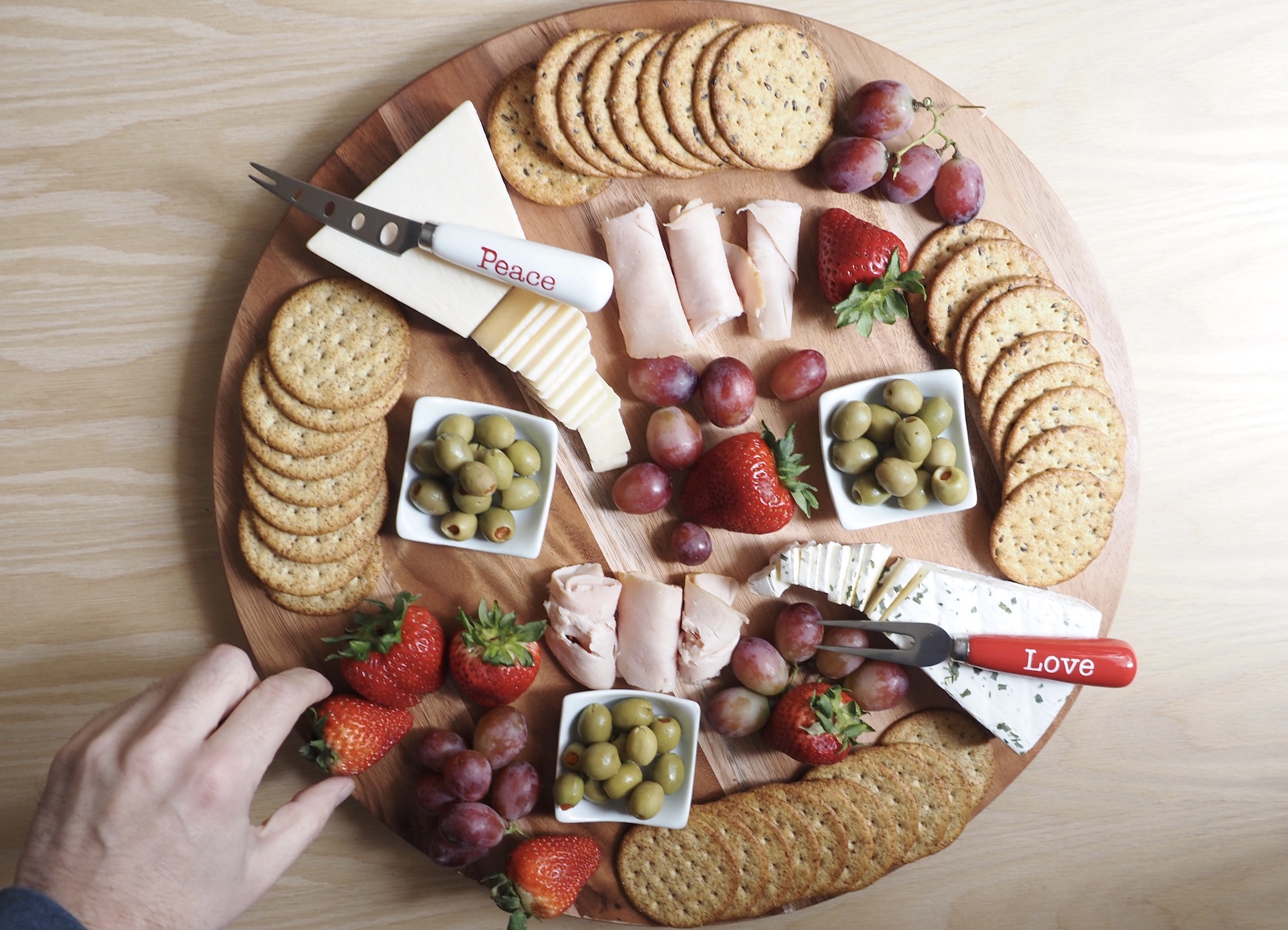 Présentation d'un plateau de charcuterie