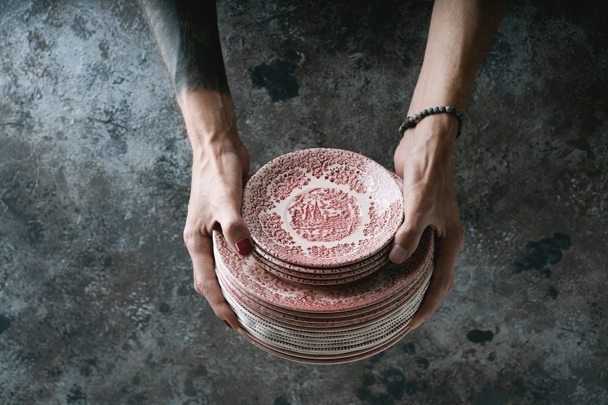 Lot d'assiettes en porcelaine